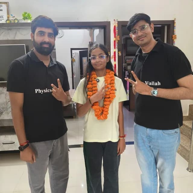 RBSE Wallah के टॉपर, अपने शिक्षकों के साथ