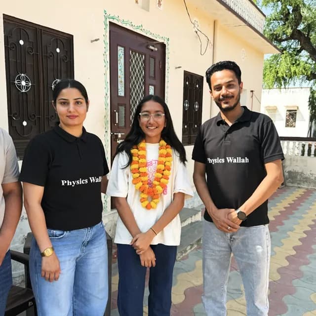 RBSE Wallah के टॉपर, अपने शिक्षकों के साथ