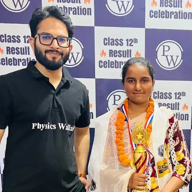 RBSE Wallah के टॉपर, अपने शिक्षकों के साथ