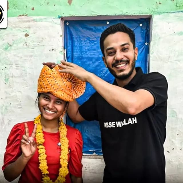 RBSE Wallah के टॉपर, अपने शिक्षकों के साथ